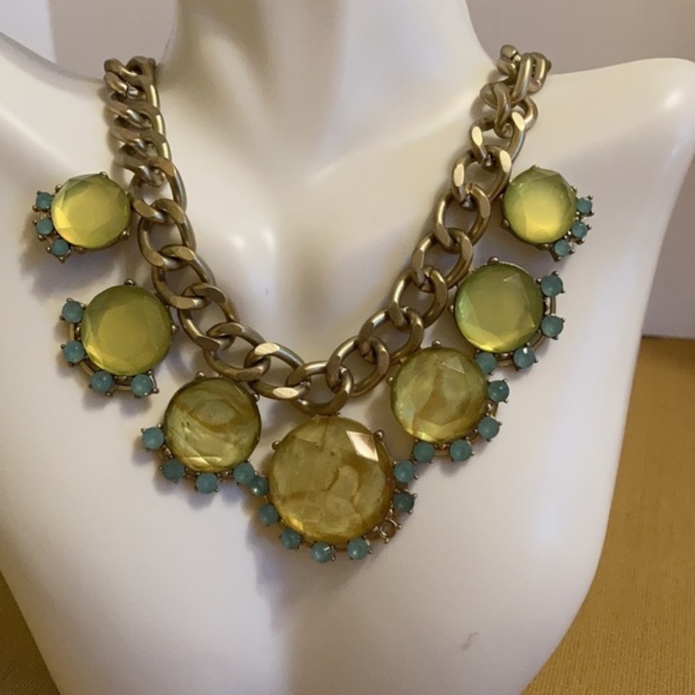 Demure statement necklace